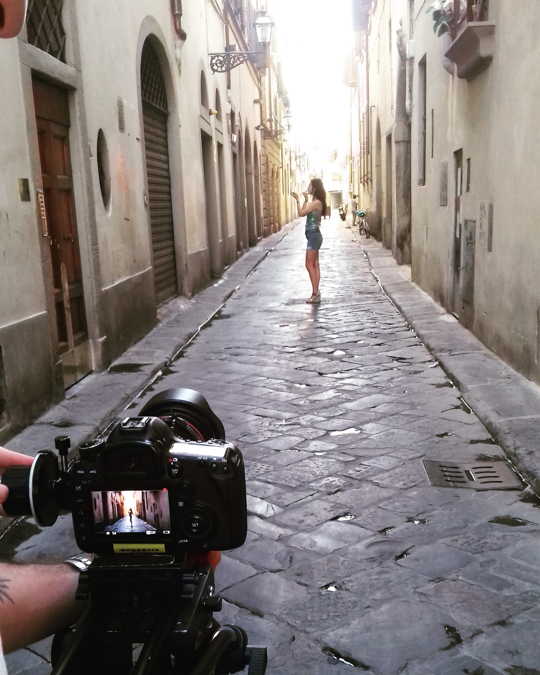 ����� ����